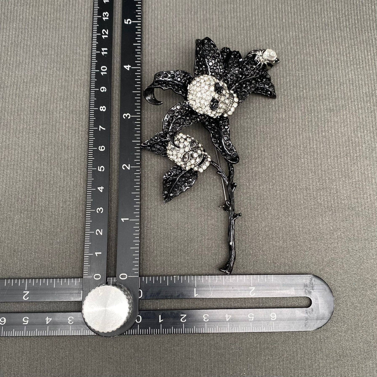 Rhinestone Gothic Style Skull Flower Brooch - GT