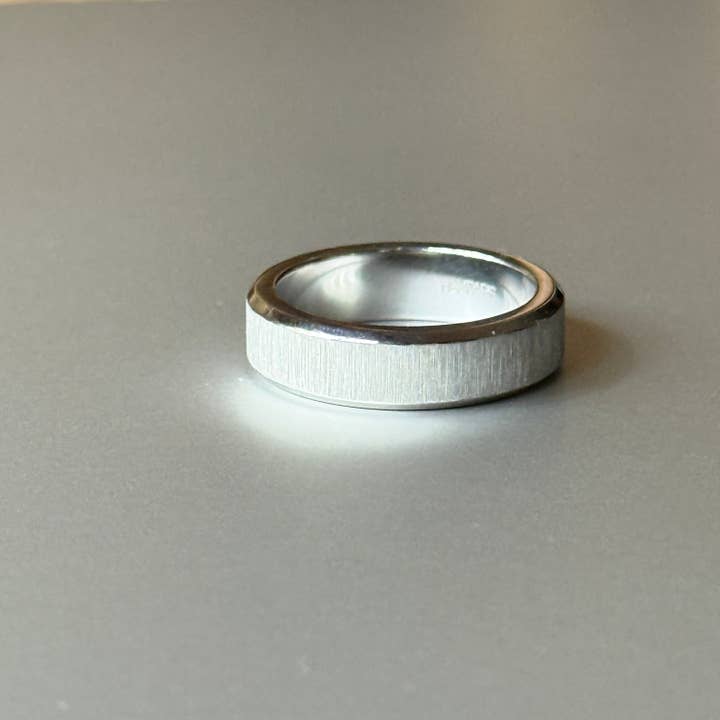 Slim Beveled Titanium 6mm Band